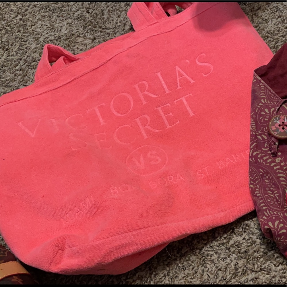 VS. Victoria’s Secret beach tote bag.